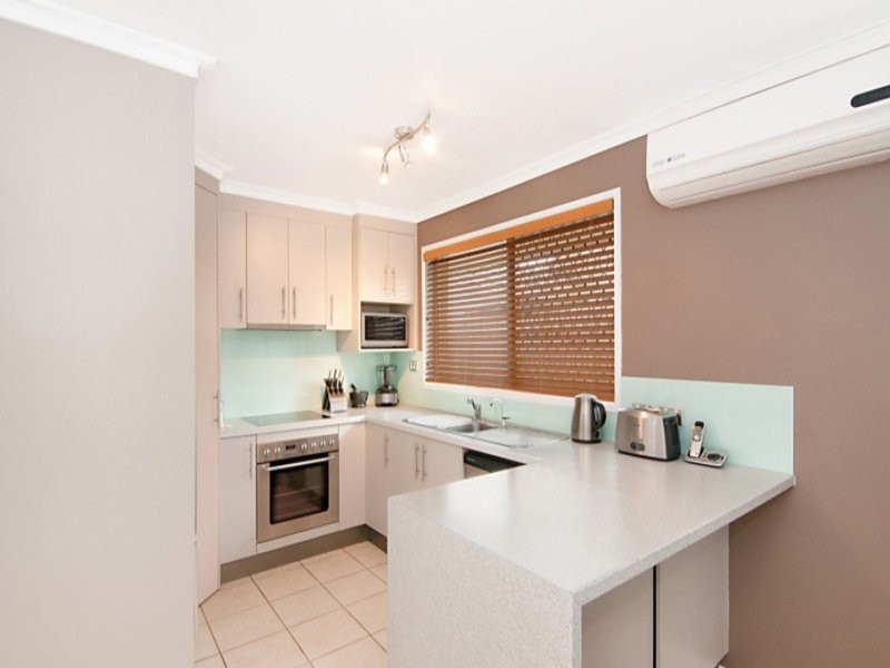 6 Helm Court, Mermaid Waters QLD 4218