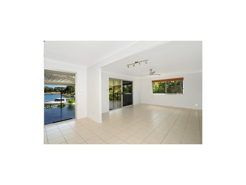 6 Helm Court, Mermaid Waters QLD 4218