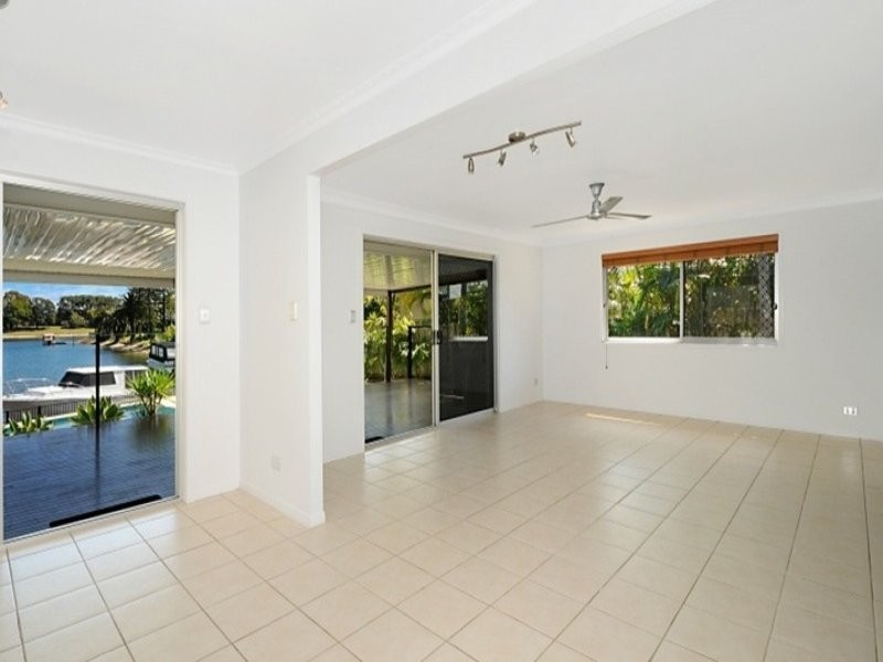 6 Helm Court, Mermaid Waters QLD 4218