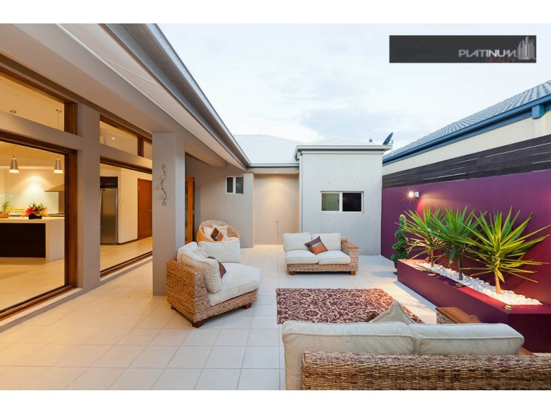 3 Campelles Avenue, Varsity Lakes QLD 4227