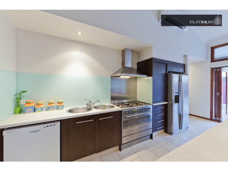 3 Campelles Avenue, Varsity Lakes QLD 4227