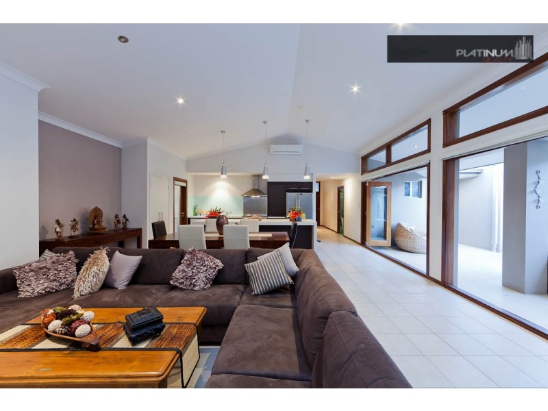 3 Campelles Avenue, Varsity Lakes QLD 4227