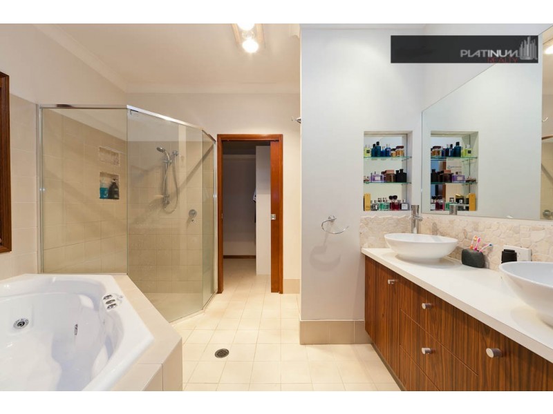 3 Campelles Avenue, Varsity Lakes QLD 4227