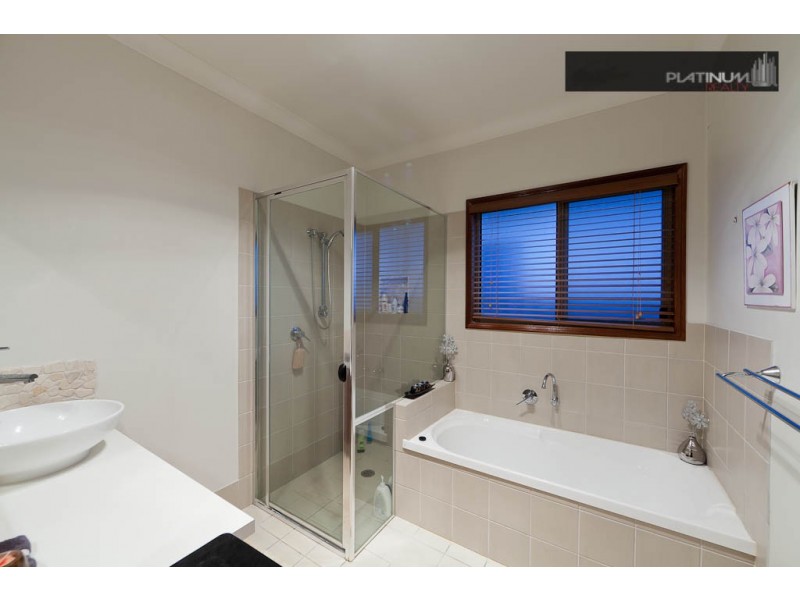 3 Campelles Avenue, Varsity Lakes QLD 4227