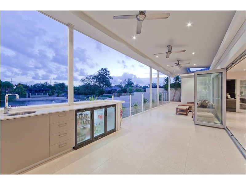 6 Grant Place, Broadbeach Waters QLD 4218