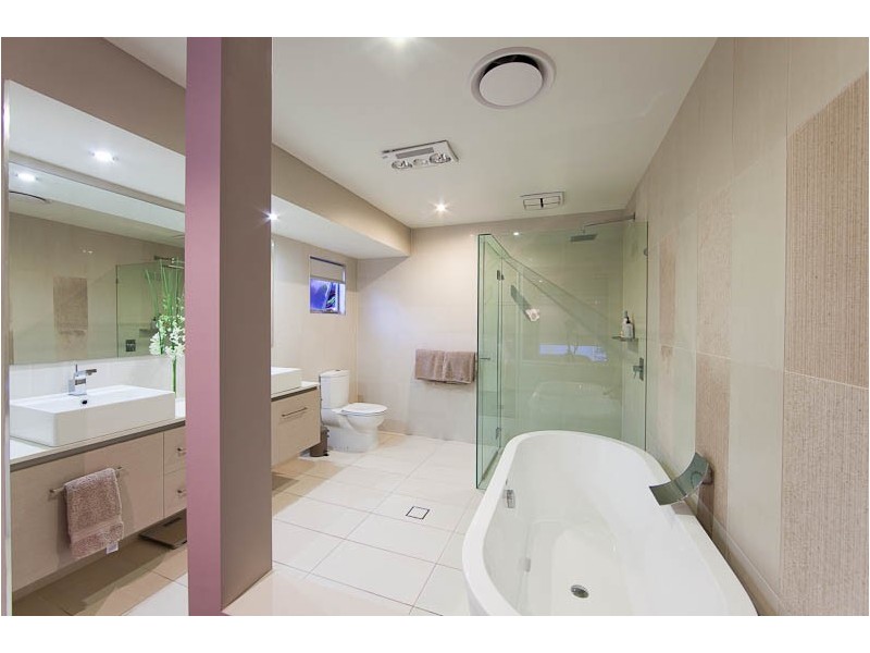 6 Grant Place, Broadbeach Waters QLD 4218