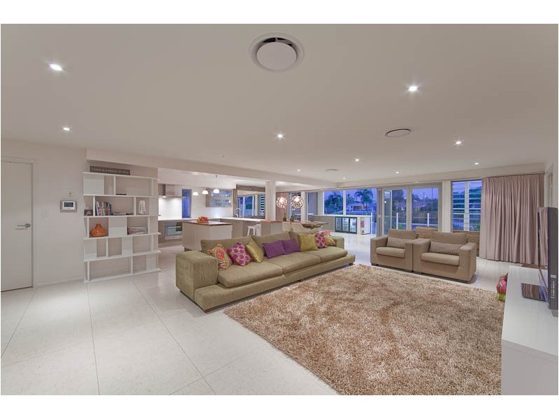 6 Grant Place, Broadbeach Waters QLD 4218
