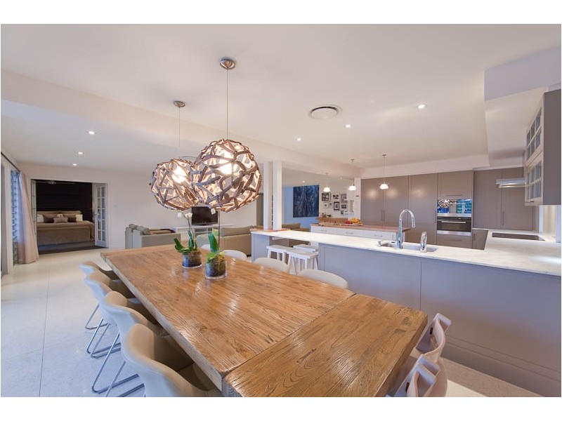 6 Grant Place, Broadbeach Waters QLD 4218