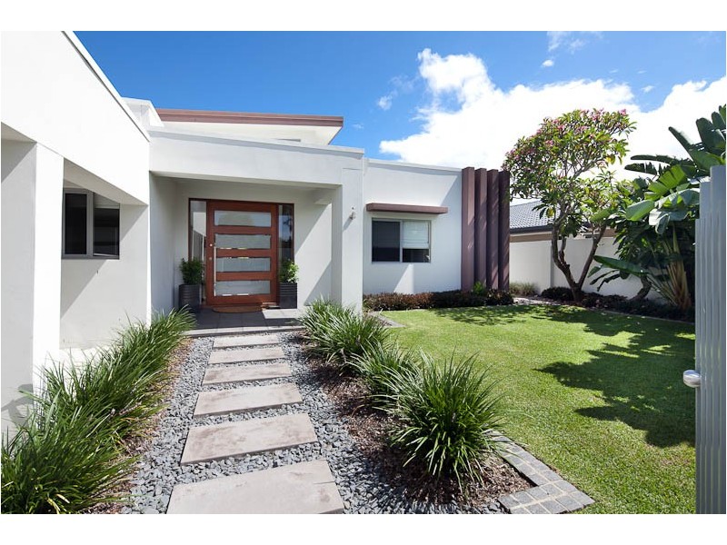 6 Grant Place, Broadbeach Waters QLD 4218