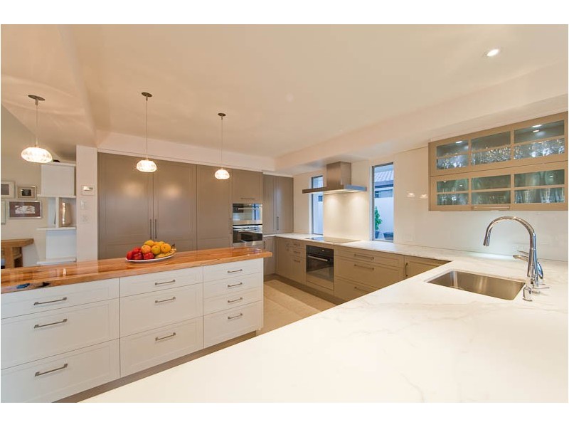 6 Grant Place, Broadbeach Waters QLD 4218
