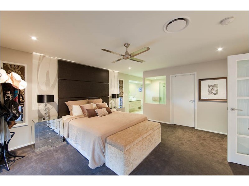6 Grant Place, Broadbeach Waters QLD 4218