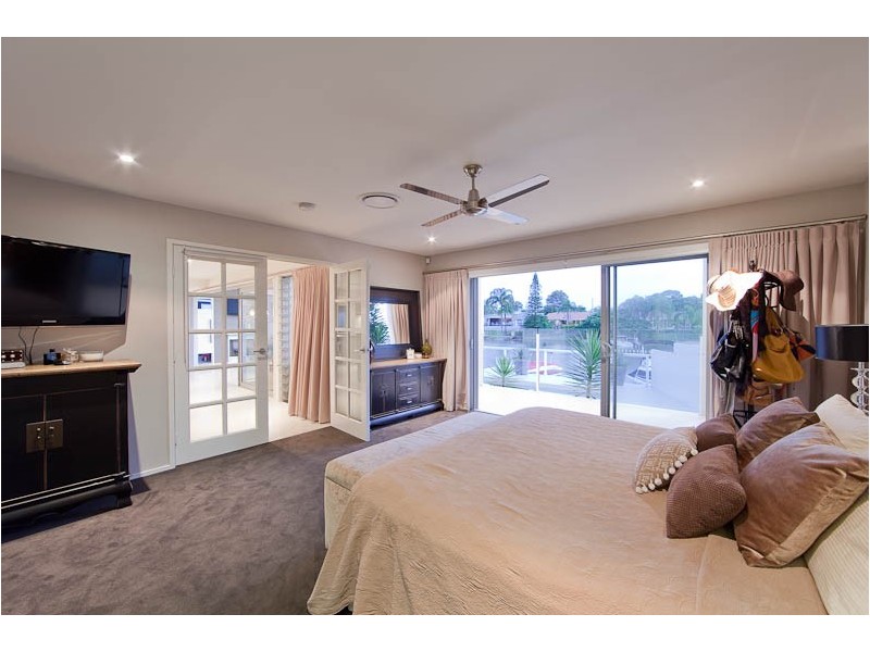 6 Grant Place, Broadbeach Waters QLD 4218