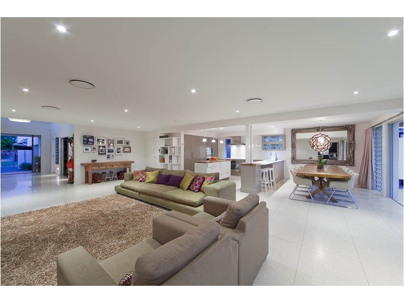 6 Grant Place, Broadbeach Waters QLD 4218