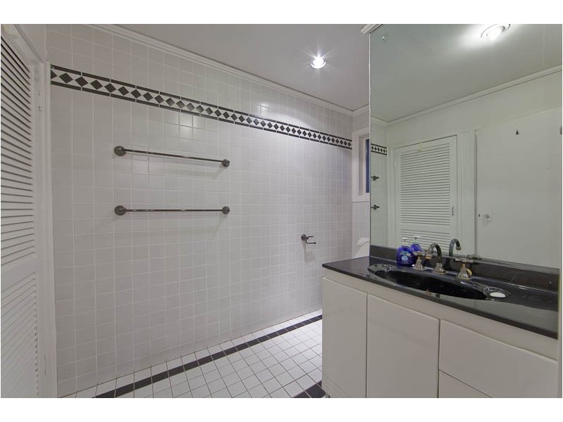 33 Beverley Crescent, Broadbeach Waters QLD 4218