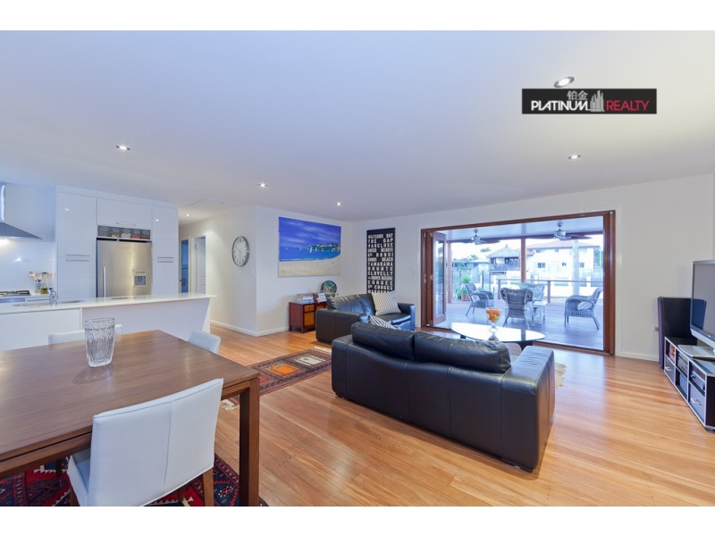 7 Costa Court, Broadbeach Waters QLD 4218
