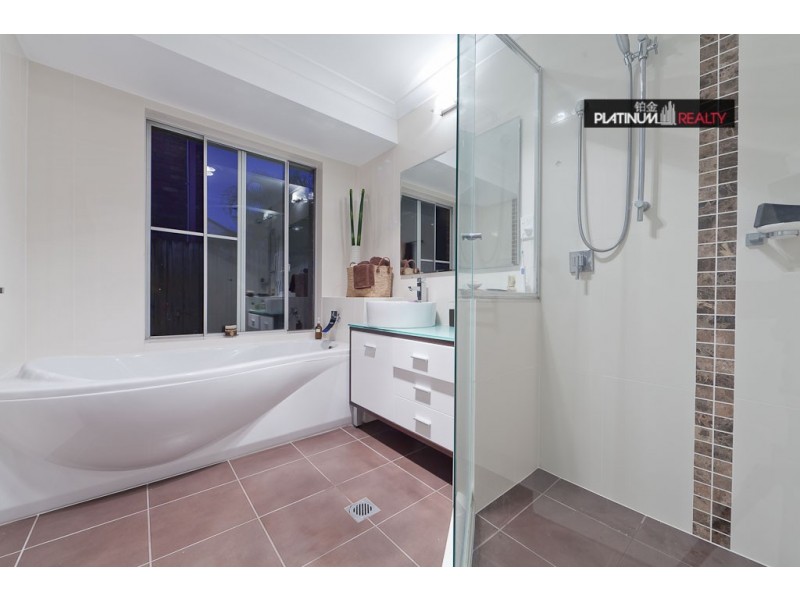 15 Compass Court, Mermaid Waters QLD 4218