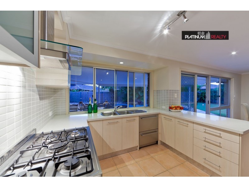 15 Compass Court, Mermaid Waters QLD 4218