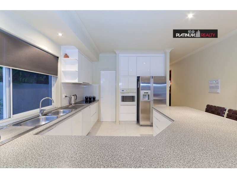 2 San Simeon Drive, Clear Island Waters QLD 4226