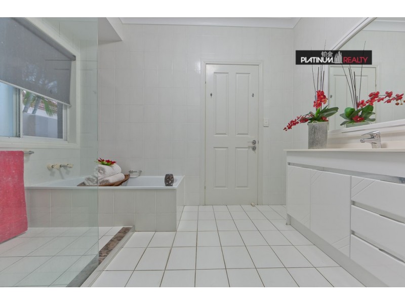 2 San Simeon Drive, Clear Island Waters QLD 4226