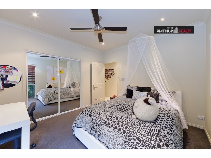 2 San Simeon Drive, Clear Island Waters QLD 4226