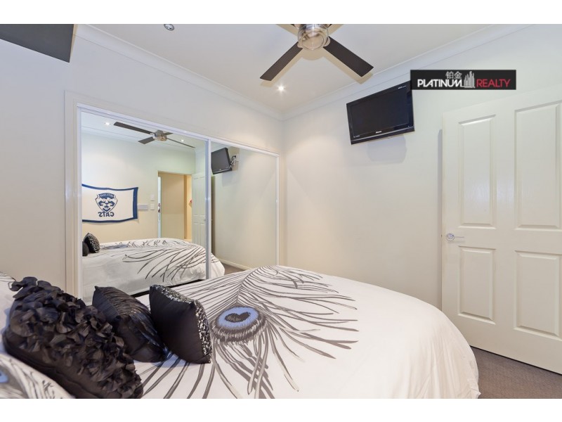 2 San Simeon Drive, Clear Island Waters QLD 4226