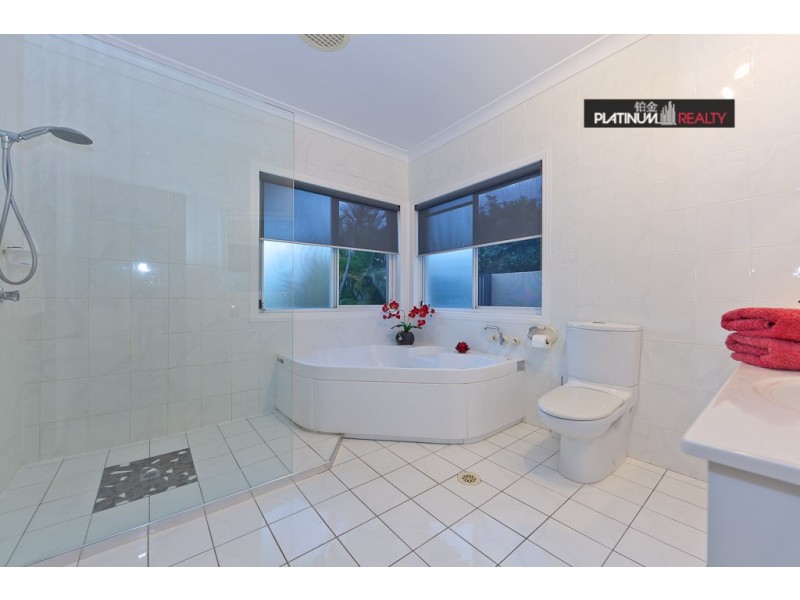 2 San Simeon Drive, Clear Island Waters QLD 4226