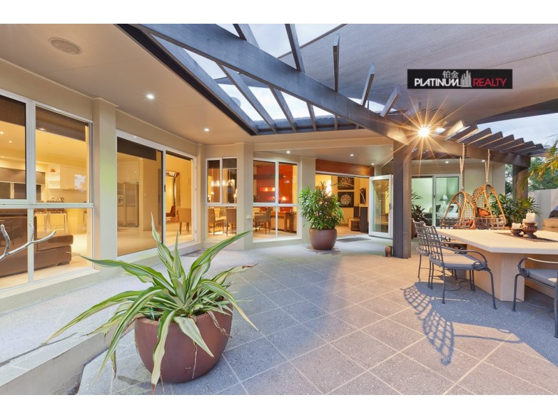 2 San Simeon Drive, Clear Island Waters QLD 4226