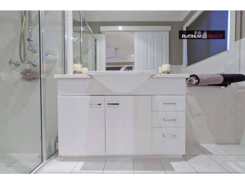 119 Santa Cruz Blvd, Clear Island Waters QLD 4226