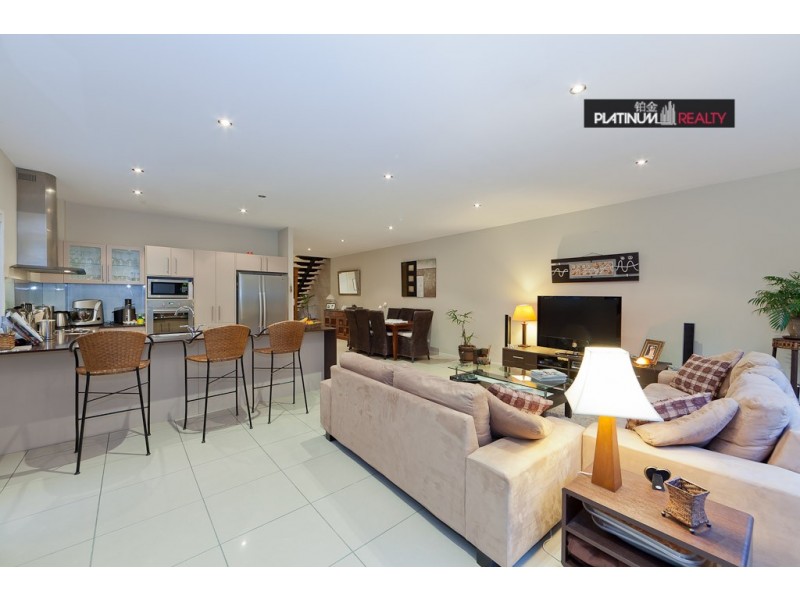 2/13 Wildwood Court, Bundall QLD 4217
