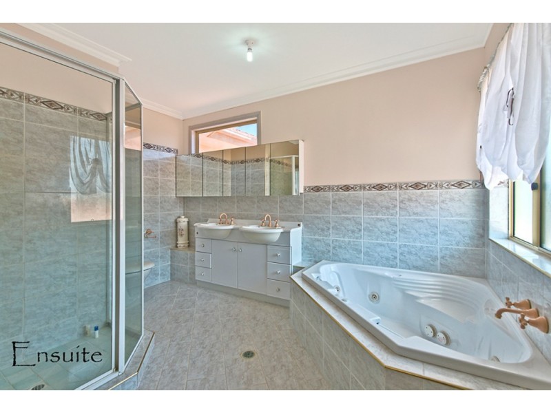 Clear Island Waters QLD 4226