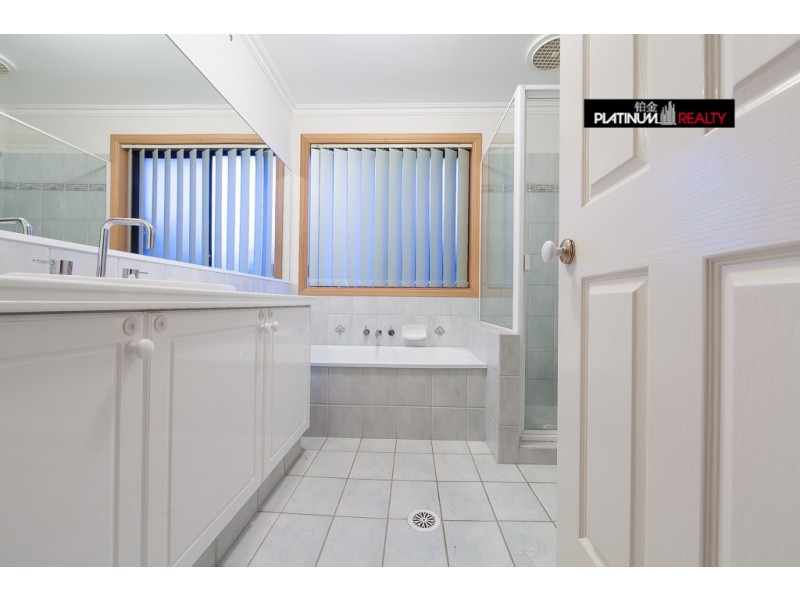 23 Martingale Street, Clear Island Waters QLD 4226