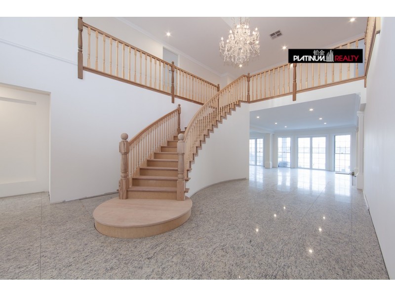 Clear Island Waters QLD 4226