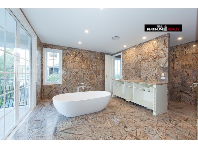 Clear Island Waters QLD 4226