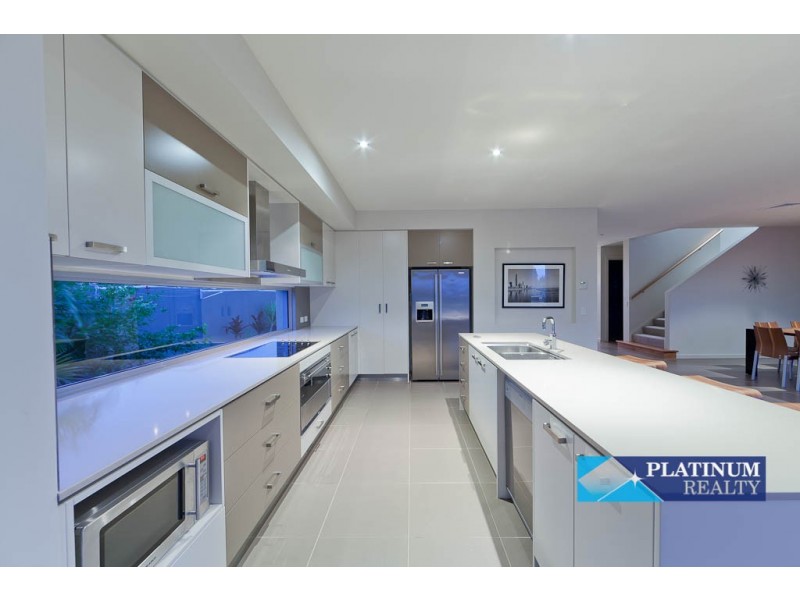 5072 Emerald Island Drive, Carrara QLD 4211