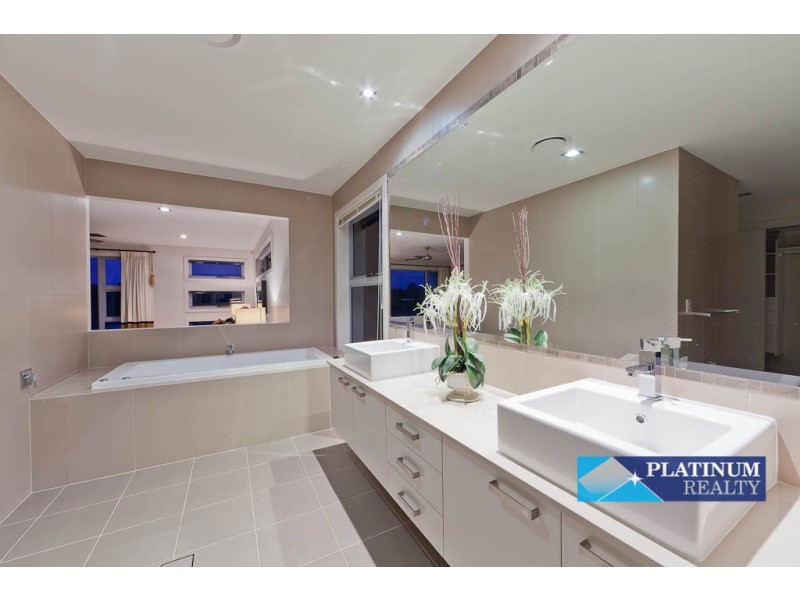 5072 Emerald Island Drive, Carrara QLD 4211