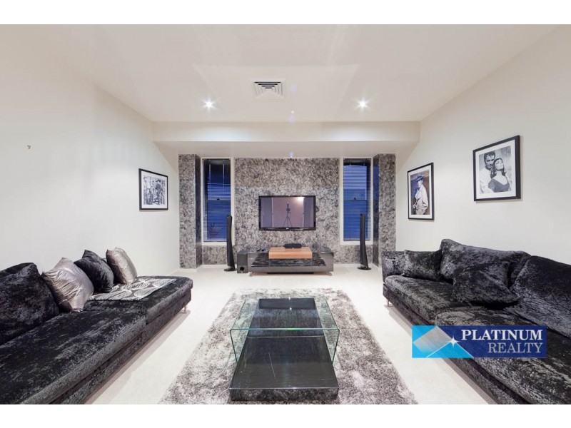 5072 Emerald Island Drive, Carrara QLD 4211