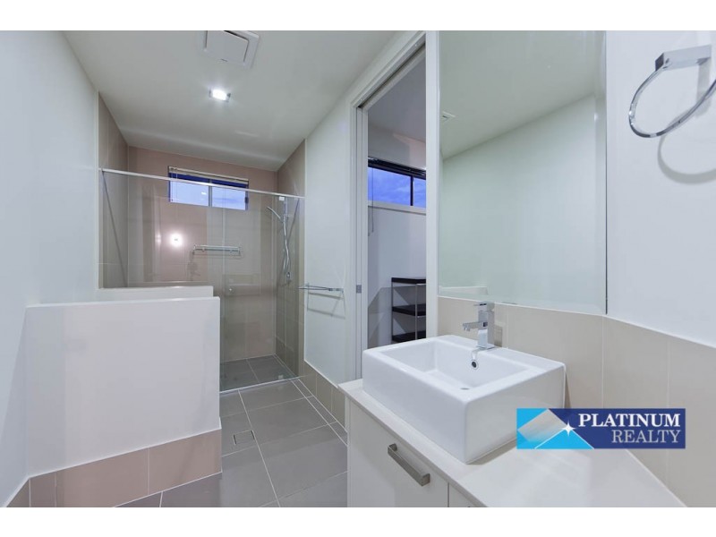 5072 Emerald Island Drive, Carrara QLD 4211