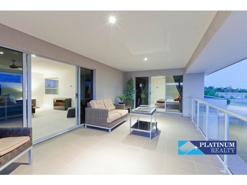 5072 Emerald Island Drive, Carrara QLD 4211