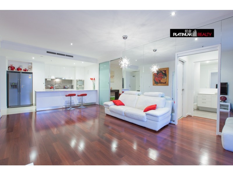 @/33 T E Peters Drive, Broadbeach Waters QLD 4218