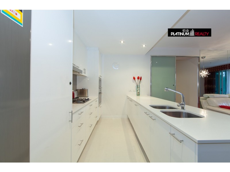@/33 T E Peters Drive, Broadbeach Waters QLD 4218