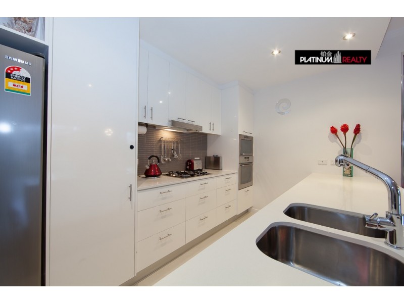 @/33 T E Peters Drive, Broadbeach Waters QLD 4218