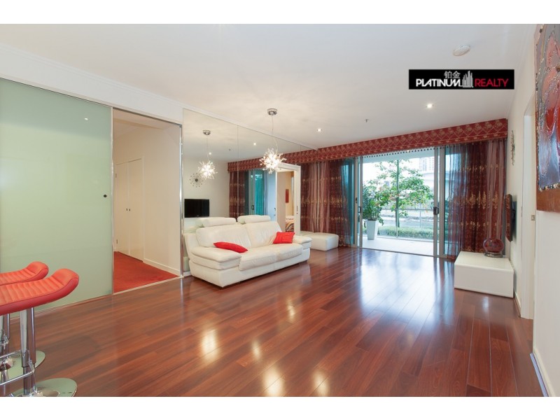 @/33 T E Peters Drive, Broadbeach Waters QLD 4218