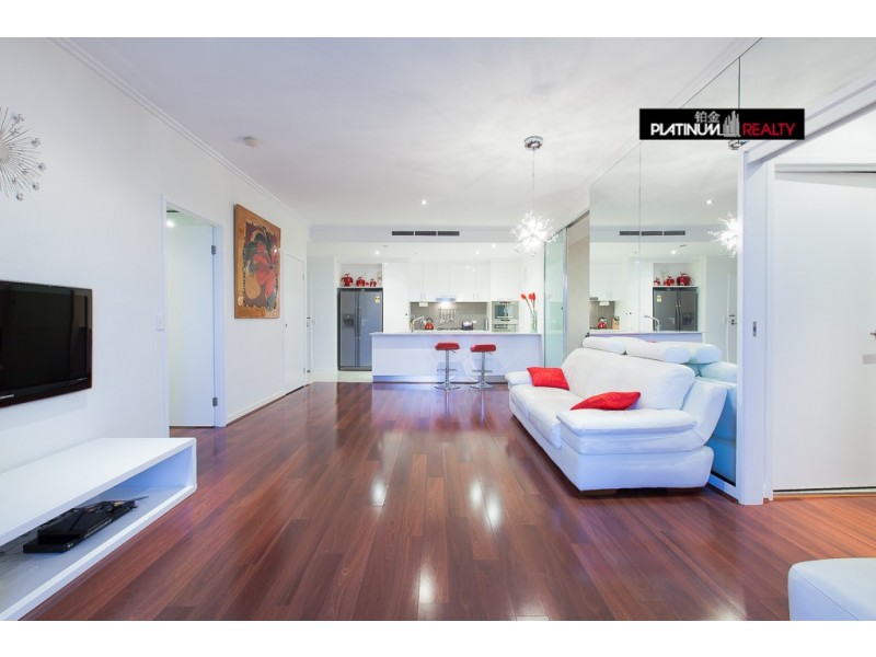 @/33 T E Peters Drive, Broadbeach Waters QLD 4218
