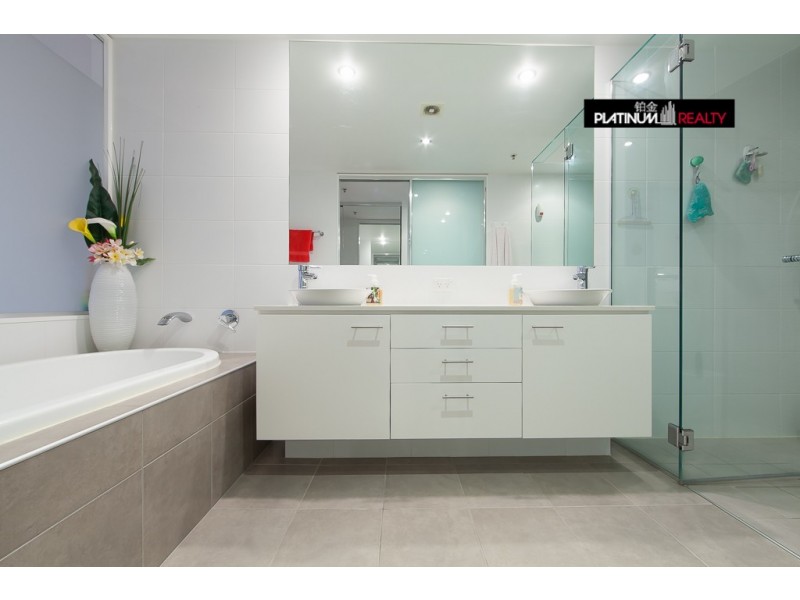 @/33 T E Peters Drive, Broadbeach Waters QLD 4218
