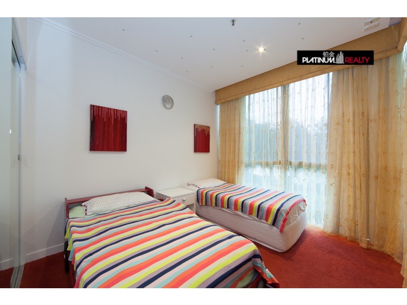 @/33 T E Peters Drive, Broadbeach Waters QLD 4218