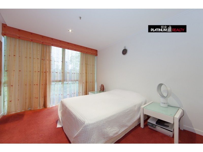@/33 T E Peters Drive, Broadbeach Waters QLD 4218