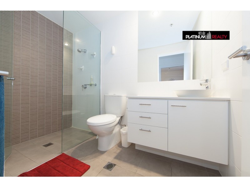 @/33 T E Peters Drive, Broadbeach Waters QLD 4218