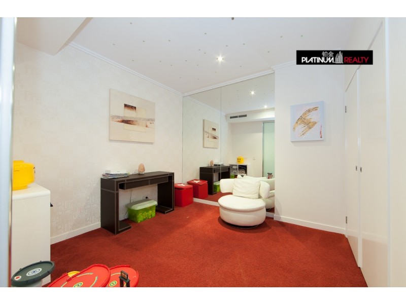 @/33 T E Peters Drive, Broadbeach Waters QLD 4218