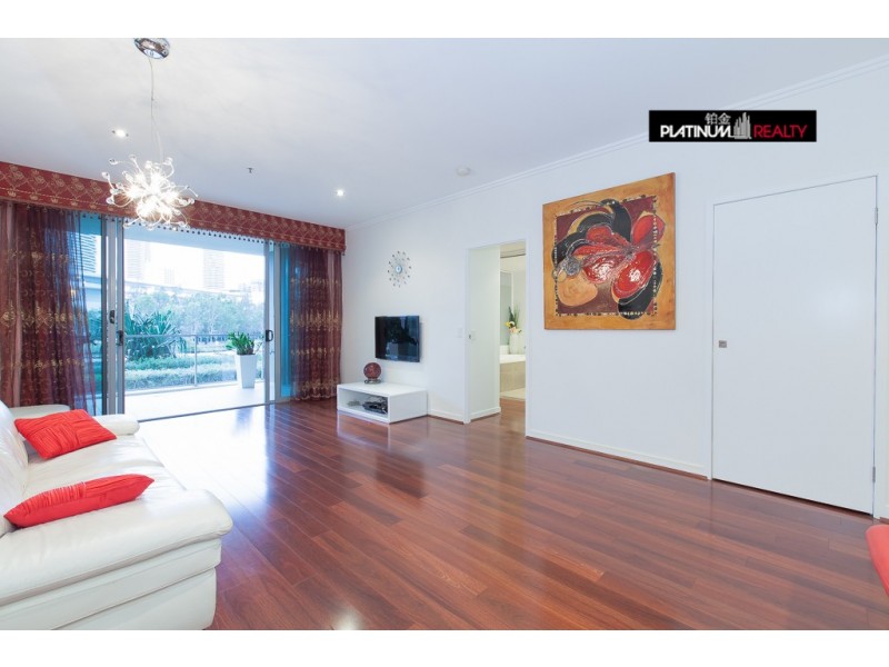@/33 T E Peters Drive, Broadbeach Waters QLD 4218