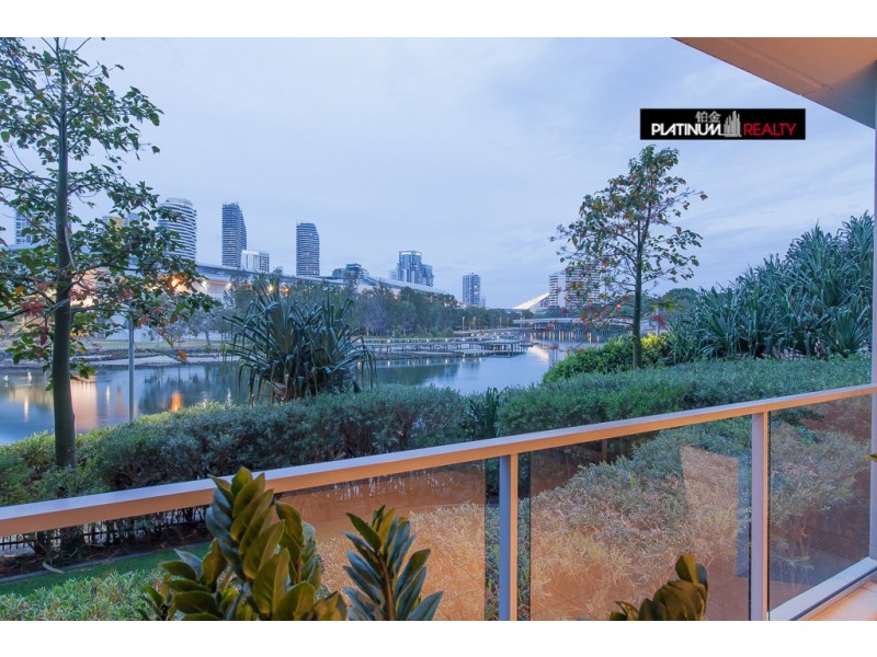 @/33 T E Peters Drive, Broadbeach Waters QLD 4218